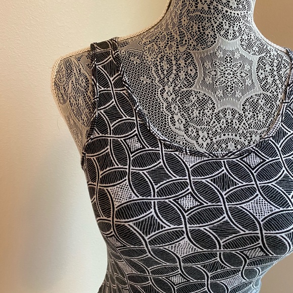 Black and White Patterned Crop Top - Picture 3 of 5